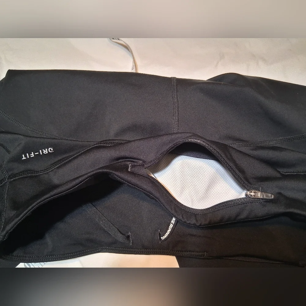 EUC - NIKE - Dri Fit Capri Cropped Black Yoga Workout Leggings - Women Medium - Picture 12 of 14
